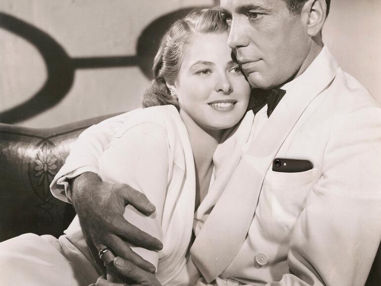 Apple Watch und iPhone schauen nur ganz dezent aus dem Jacket.