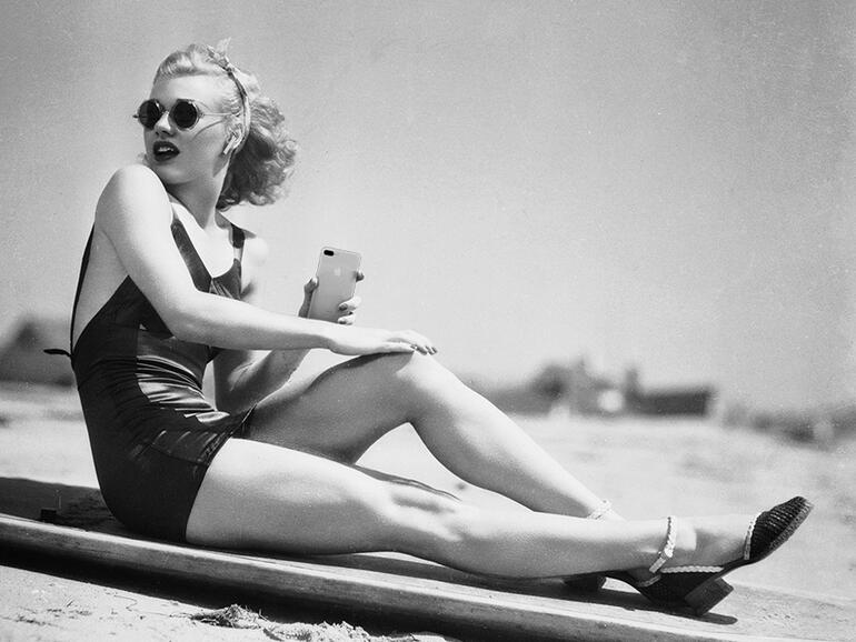 Ginger Rogers im Jahr 1936 am Strand mit iPhone 7 in der Hand