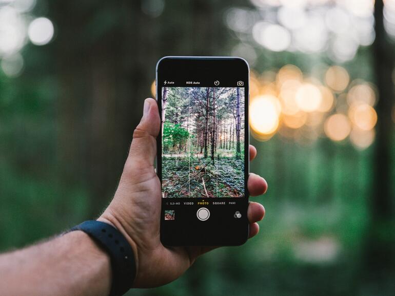 Im Wald ist nicht unbedingt der beste Empfang. Sie sollten daher Fotos lieber in niedriger Bildqualität verschicken