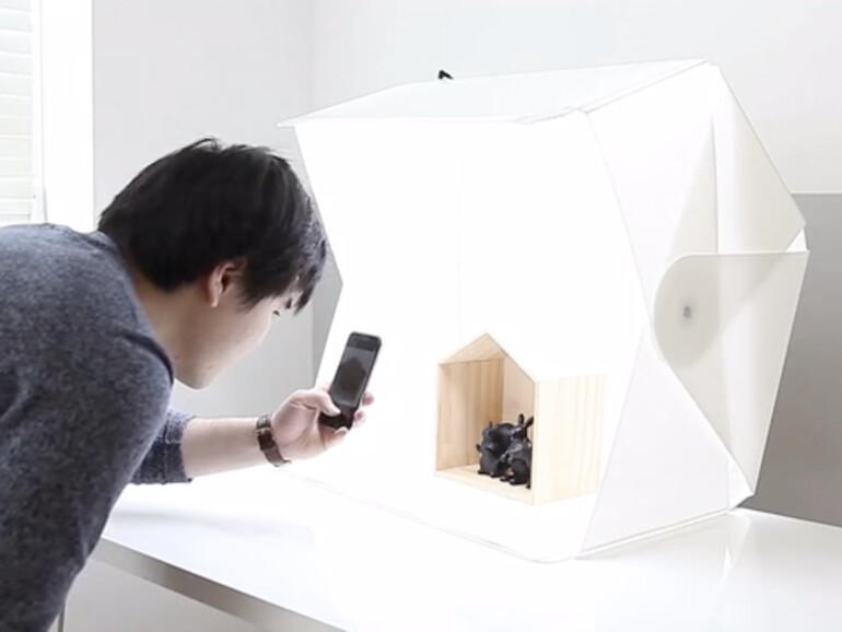 So sieht das Mini-Fotostudio aufgebaut und in Aktion aus. 