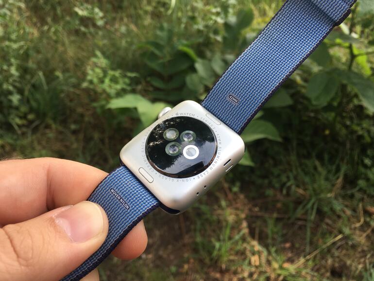 Bei dieser Series 2 hält die Rückseite. Der Fehler betrifft nur die 1. Generation.