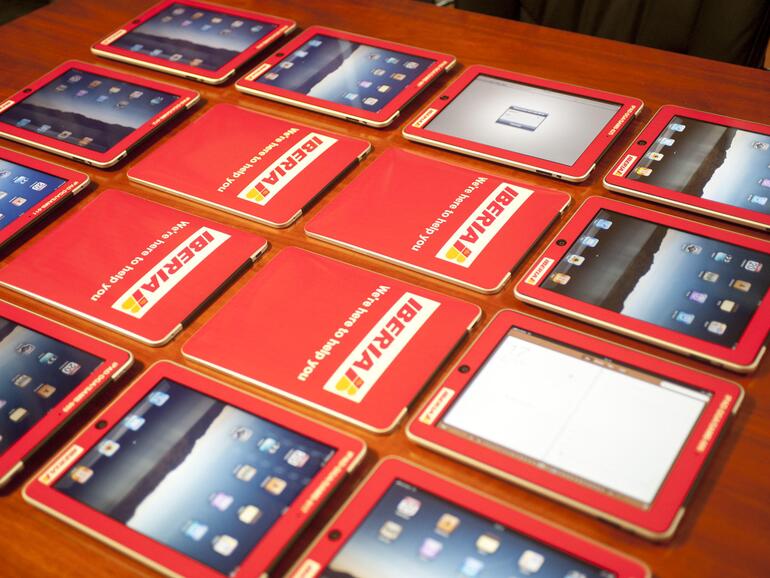 Am Flughafen Madrid-Barajas warten iPads auf Servicemitarbeiter der Fluggesellschaft Iberia. Das Personal setzt Apples Tablet-Computer zur Beratung von Kunden ein.