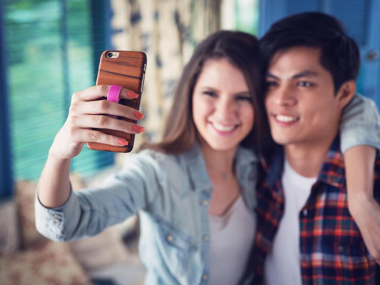 Fest im Griff: Und wenn Sie sich für das nächste Selfie noch so sehr verrenken – mit Ungrip bleibt das iPhone sicher in der Hand!