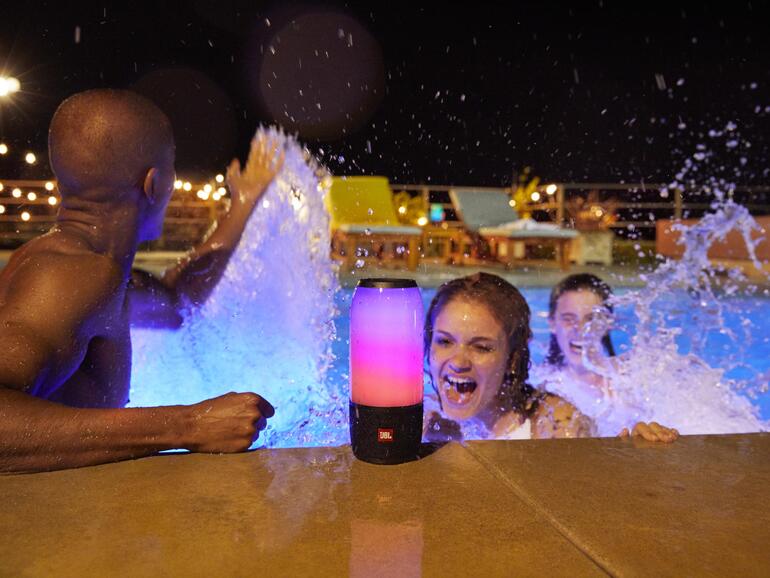 Gute Musik am und im Pool gefällig? Mit dem wasserdichten JBL Pulse 3 kein Problem!