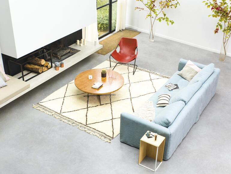 Erklärt: Einige Bewegungssensoren können Geräusche und Vibrationen erkennen. Die meisten erschwinglichen Sensoren setzen oft auf die PIR-Technologie (Pyroelektrische Sensoren) zur Erkennung von Temperaturveränderungen, wodurch Personen und Tiere auch in gänzlich dunklen Räumen erkannt werden können.