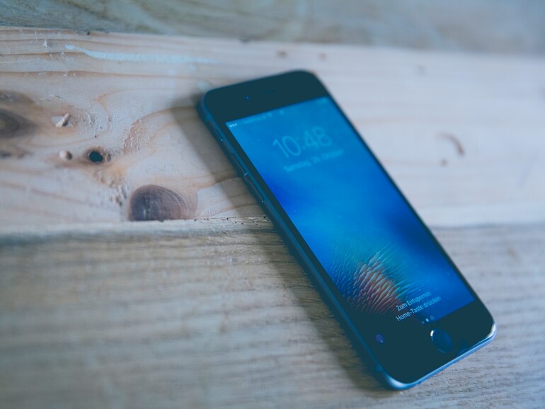 Mit einem Workaround lässt sich das Display unter den minimalen Helligkeitswert abdunkeln