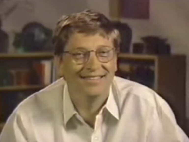 Bill Gates wird 1997 auf der Keynote von Steve Jobs per Videotelefonie zugeschaltet. Das Publikum buht ihn zunächst aus.