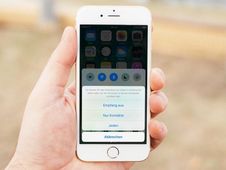 Um sicher zu gehen, sollte mindestens &quot;Nur für Kontakte&quot; bei AirDrop aktiviert sein.