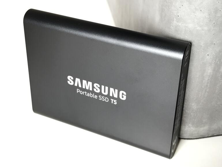 Die SSD T5 von Samsung ist kompakt. Wie schon der Vorgänger, ist das Laufwerk in etwa so dick wie ein kleiner Stapel Visitenkarten.
