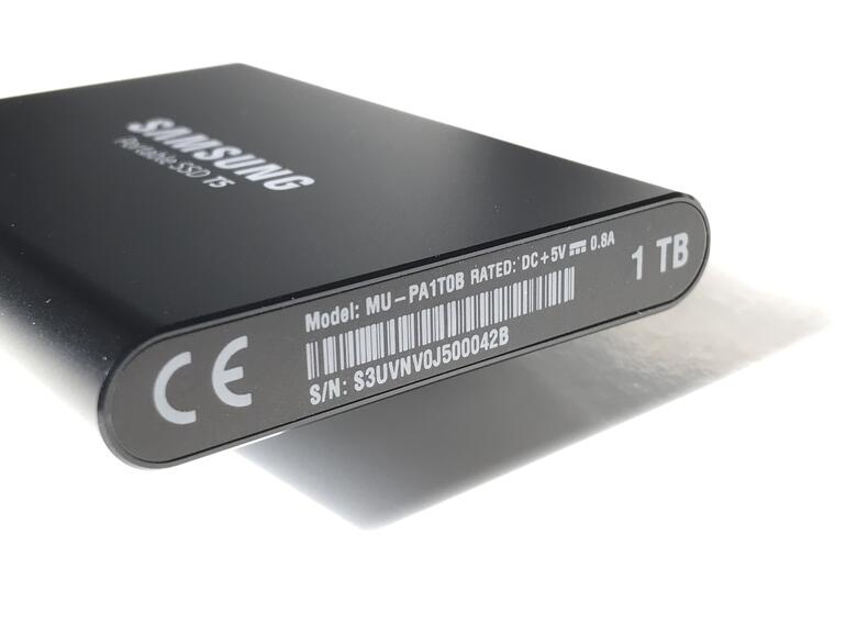 256 GB, 512 GB, 1 TB und 2 TB: Die Samsung T5 ist in vier Größen erhältlich. Die Preise lauten auf Preis: 139 Euro (250GB), 229 Euro (500GB), 429 Euro (1TB), 849 Euro (2TB).