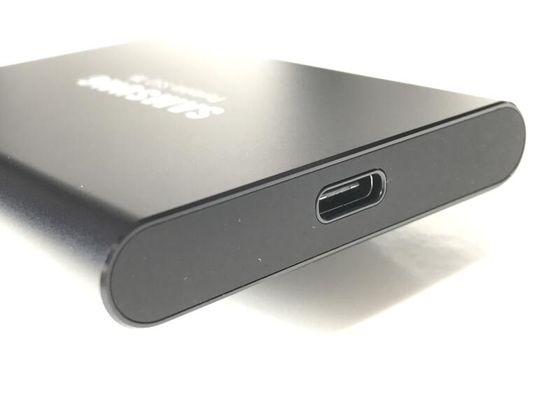 Anschluss findet die Samsung T5 via USB-C. Im Gegensatz zum Vorgängermodell T3 findet sich im Lieferumfang auch ein USB-C-auf-USB-C-Kabel zum direkten Anschluss an ein aktuelles MacBook.