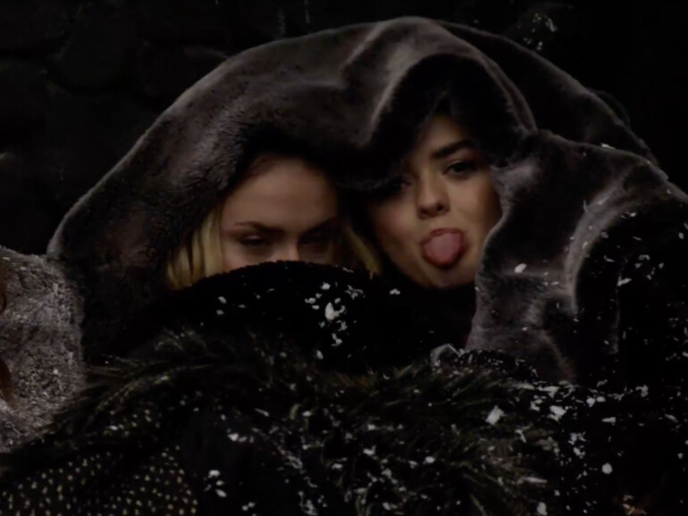 Maise Williams und Sophie Turner verstecken sich in HBOs Escape Room