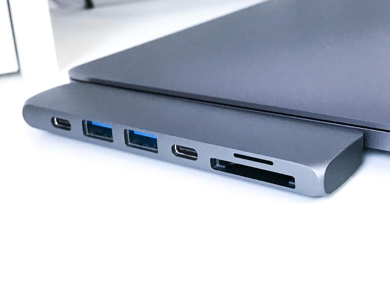 Es muss nicht immer eine ganze Phalanx an Anschlüssen sein, für das kleine Gepäck tut es auch eine Adapter wie hier das Modell mit HDMI-Ausgang von Satechi.