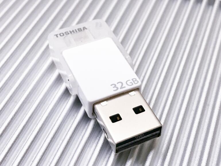 Praktischer USB-Stick: Ein Ende USB-A, das andere Ende USB-C.