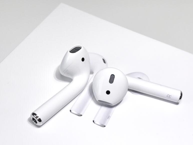 Die Apple AirPods kommen gänzlich ohne Kabel aus und sieht Apples ersten Wireless Kopfhörer.