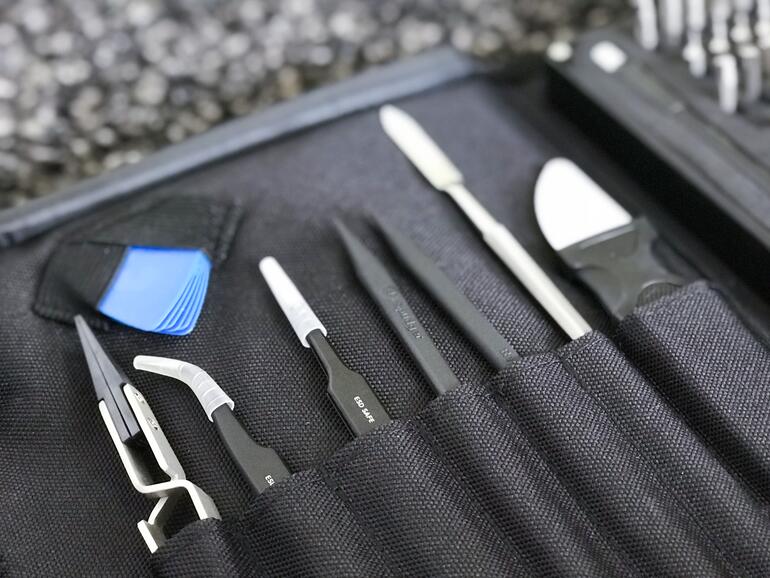Neben den Bits enthält das Paket auch weitere wichtige Werkzeuge, etwa Pinzetten und Spatel