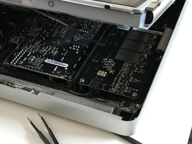Ältere iMac-Modelle lassen sich verhältnismäßig leicht öffnen, der Austausch einer Festplatte gegen eine SSD wirkt wie ein Jungbrunnen