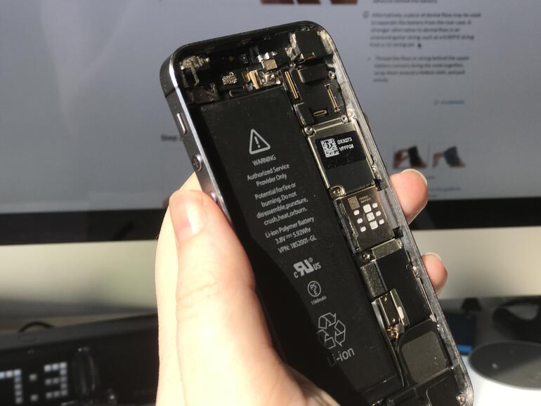 Um an das Innenleben des iPhone zu gelangen, gilt es viele filigrane Schrauben zu lösen – dazu bedarf es einer ruhigen Hand und des richtigen Werkzeugs