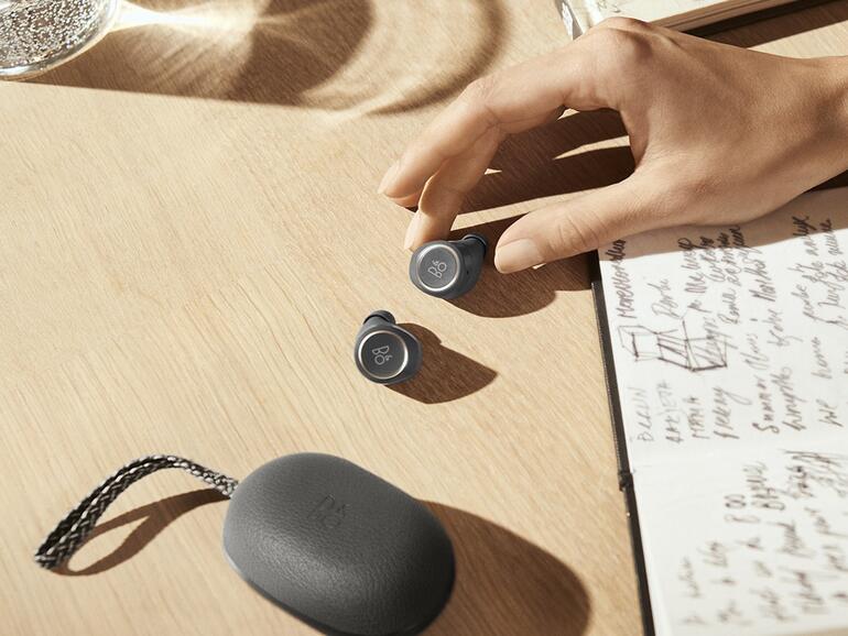 Gehäuse aus Aluminium und Case bezogen mit Leder: Die Beoplay E8 setzen auf hochwertige Materialien.