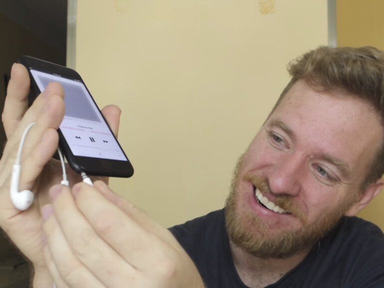Stolz präsentiert Scotty Allen das Ergebnis: Ein iPhone 7 mit Kopfhöreranschluss.