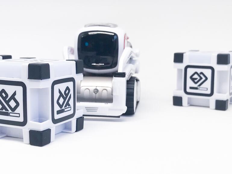 Cozmo in seinem Element. Ohne App geht allerdings nichts, sie stellt quasi das Hirn des Roboterspielzeugs dar.