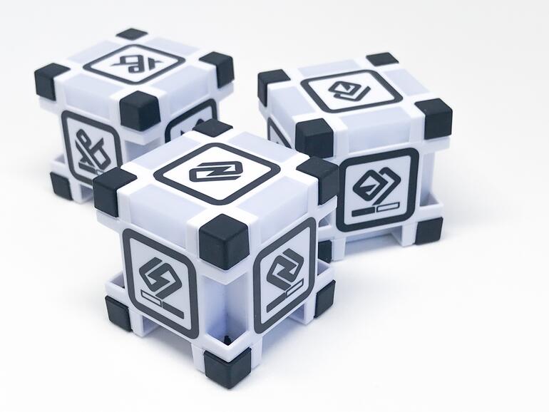 Die drei Power Cubs sind Cozmos Lieblingsspielzeug.