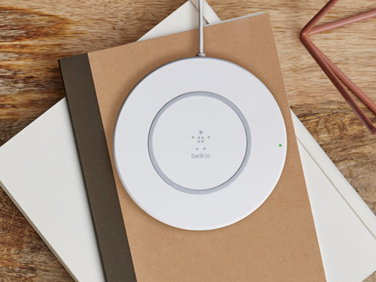 Das BOOST↑UP Ladegerät ist zum Beispiel auf dem Nachtisch gut aufgehoben