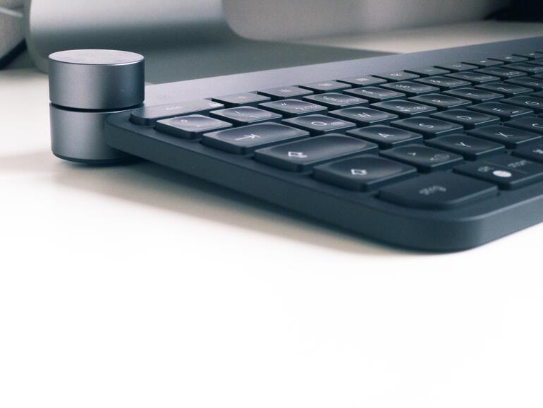 Der Neigungswinkel ist fix und lässt sich leider nicht ändern.