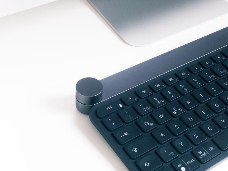 Alleinstellungsmerkmal ist die sogenannte Crown, ein Drehknopf zur Dateneingabe.