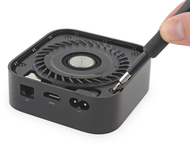 Der neue Lüfter fällt sofort auf.