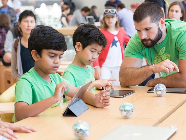 Kinder lernen im Sommer Camp von Apple die Technologie kennen