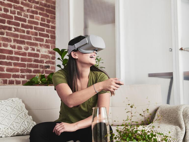 Oculus Go kommt mit einem Controller und lässt sich leicht ohne großes Kabelgewirr verwenden