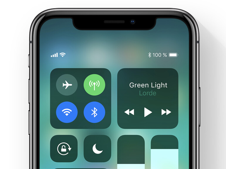 Auf dem iPhone X ruft man das Kontrollzentrum über einen Wisch von rechts oben auf