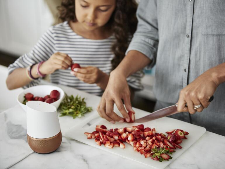 Dezentes, vasenförmiges Heim für den Google Assistant: Google Home.