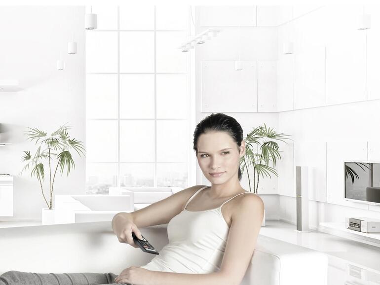 Um dem Fernbedienungs-Chaos zu entkommen, bietet sich eine Multifunktionsfernbedienung wie die Smart Control an.