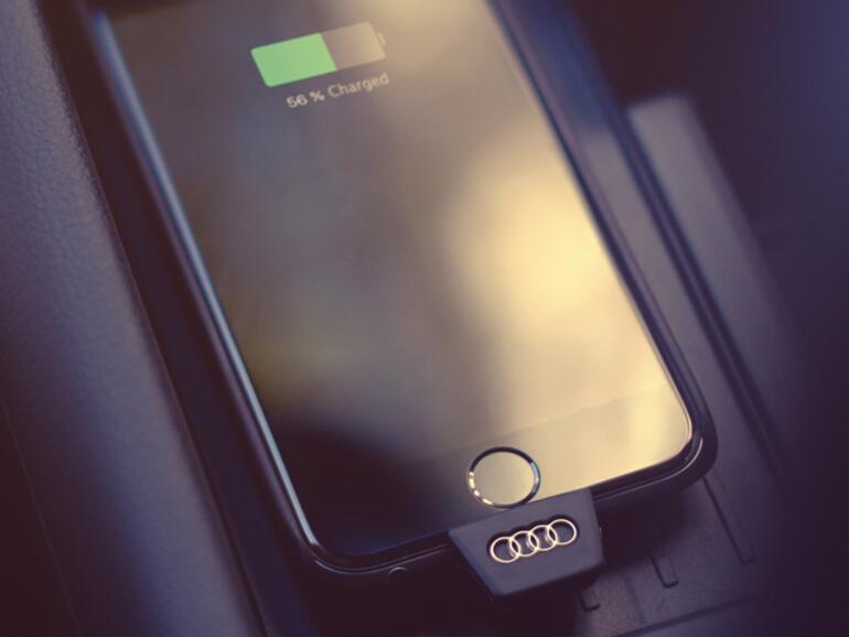 Qi sei dank: Einfach in die Mittelkonsole legen und das iPhone wird kabellos geladen