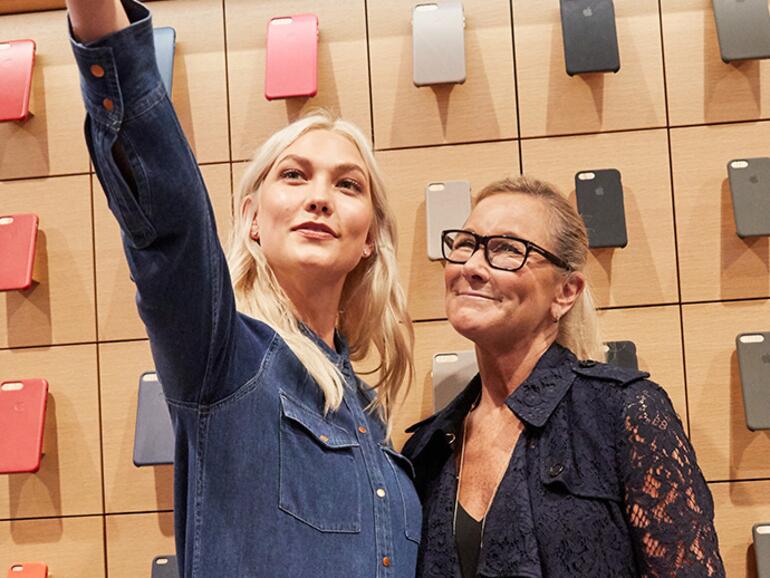 Angela Ahrendts mit Karlie Kloss bei der Eröffnung des Apple Store Michigan Avenue