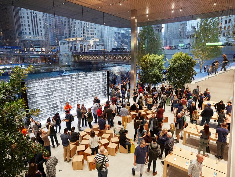Apple Store Michigan Avenue am Tag der Eröffnung