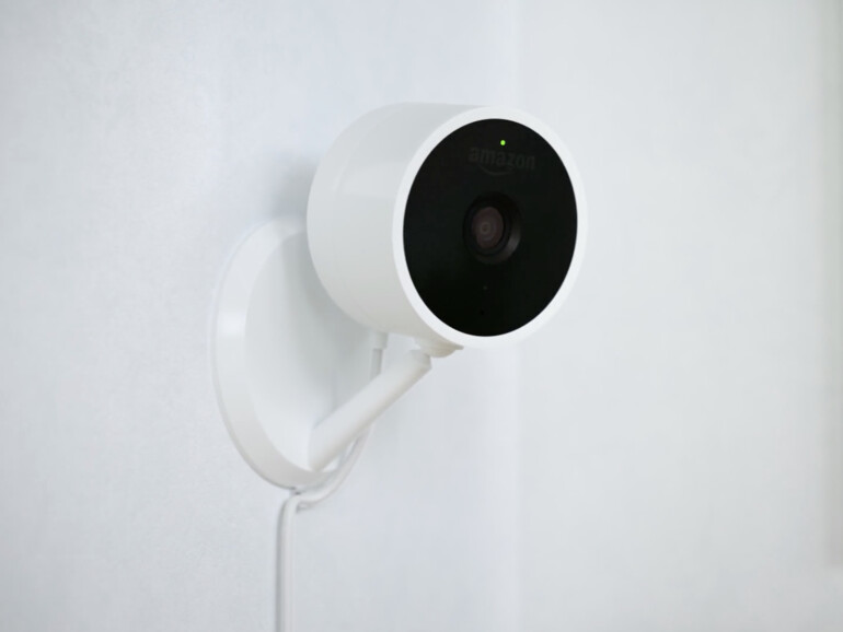Die Cloud Cam lässt sich aufstellen, oder an die Wand hängen