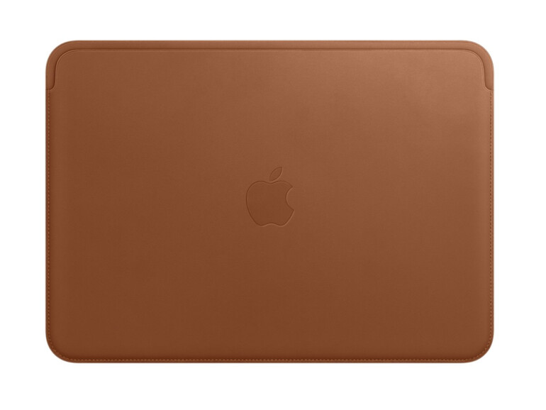 Auch in der Hülle lässt sich das MacBook noch laden