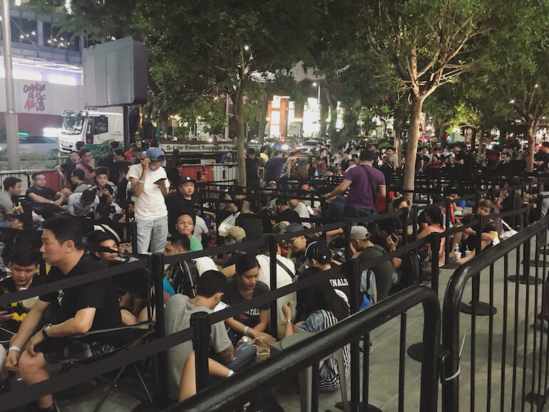 Wartende vor dem Apple Store an der Orchard Road in Singapur