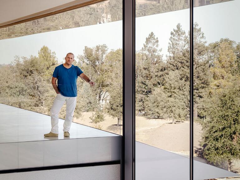 Johny Ive im neuen Hauptquartier von Apple