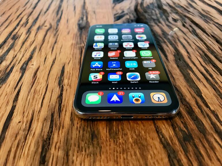 Zum ersten Mal seit 2014 hat Apple das Design des iPhone wirklich grundlegend überarbeitet. Die Home-Taste mit Touch ID ist passé. Dafür prangt auf der Vorderseite ein (fast) vollflächiges Display.