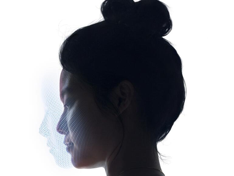 Zur Gesichtserkennung verwendet Apple einen Infrarot-Projektor, der über 30.000 einzelne Infrarot-Punkte auf dem Gesicht verteilt.