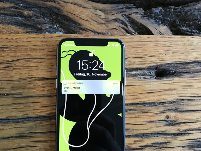 Ist das iPhone X per Face ID entsperrt, werden auf dem Sperrbildschirm auch Inhalte von Push-Nachrichten angezeigt.