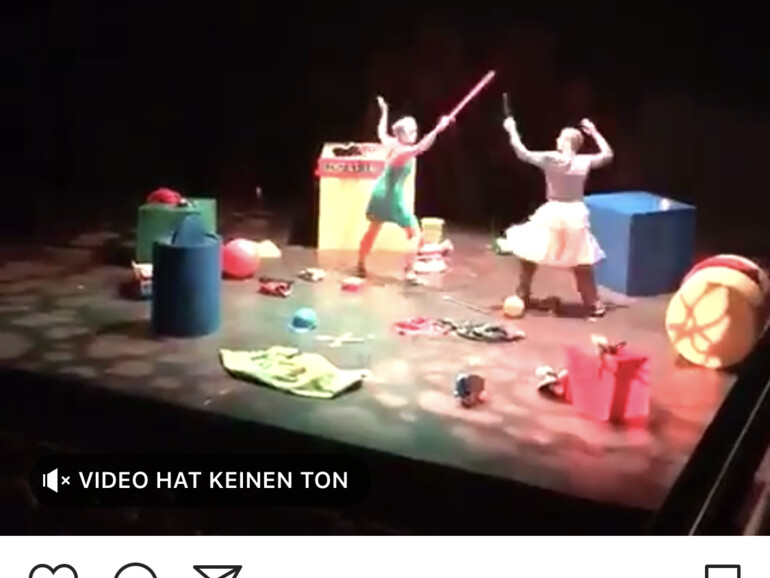 Der Lautstärke-Balken von Instagram verschwindet beispielsweise hinter der "Flappe".