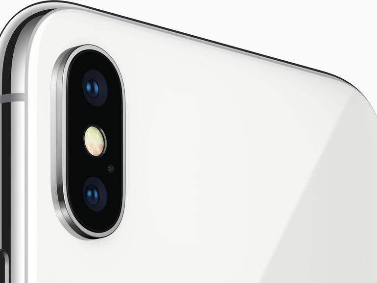 Das rückwärtige Kamera-System ist beim iPhone X im Vergleich zum iPhone 8 Plus und seinen Vorgängern um 90 Grad gedreht. Vor allem, weil das TrueDepth-Kamerasystem der Vorderseite für eine horizontale Ausrichtung im Gehäuseinneren nicht genügend Platz lässt.