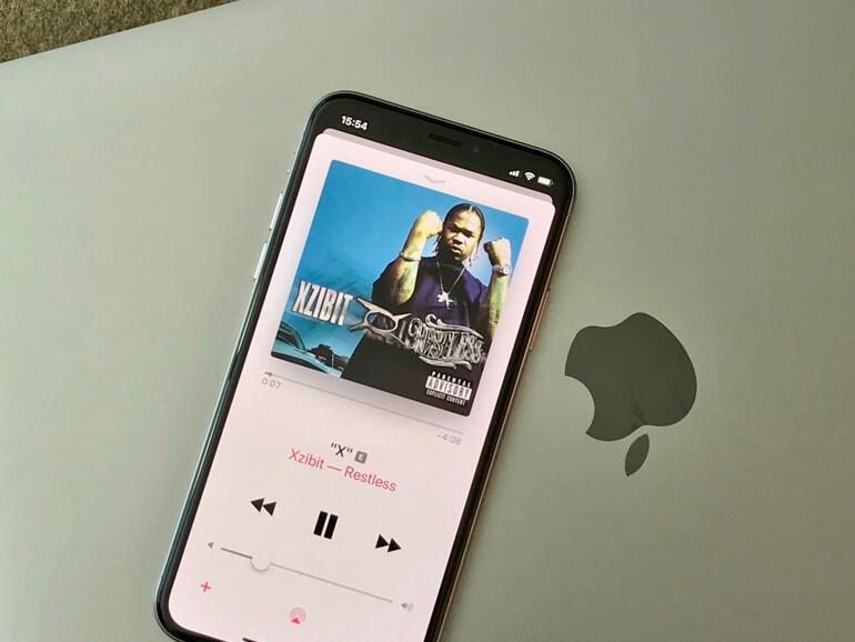 Mit dem iPhone X ist Apple tatsächlich ein (kleiner) Sprung in die Zukunft gelungen. Gerade mit Face ID ist man der Konkurrenz um einiges Voraus. Mit dem A11-Bionic-Prozessor sowieso.