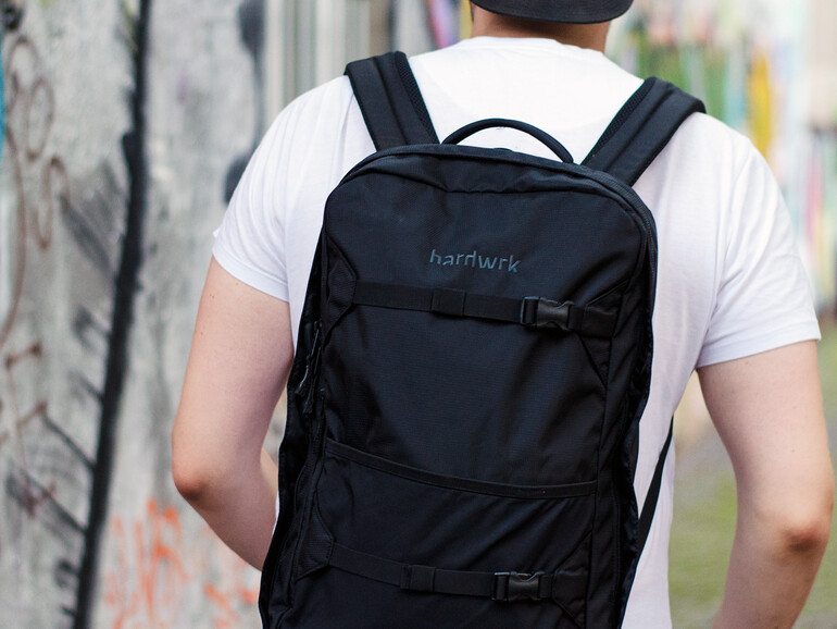 In den Backpack Pro von hardwrk passt ein MacBook bis 15 Zoll perfekt.