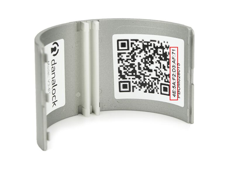 Die Seriennummer des Türschlosses findet sich im Inneren der Verkleidung